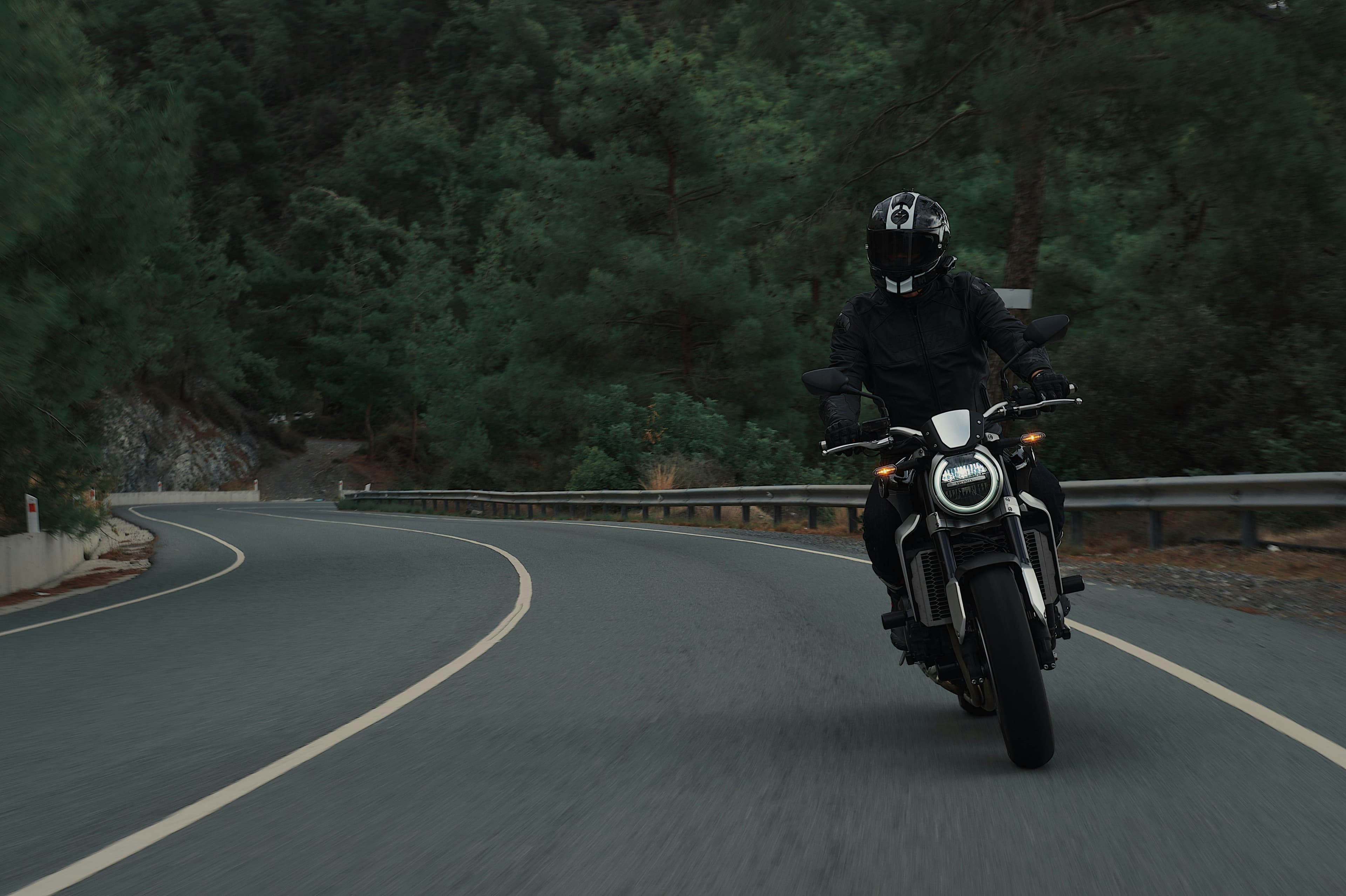 Moto su passo di montagna